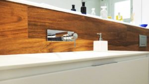 Interiorista Barcelona proyectos reformas viviendas lavabo madera