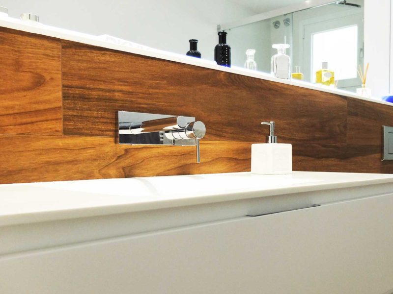 Interiorista Barcelona proyectos reformas viviendas lavabo madera