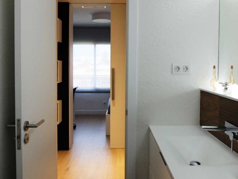 Interiorista Barcelona proyectos reformas viviendas habitacion lavabo