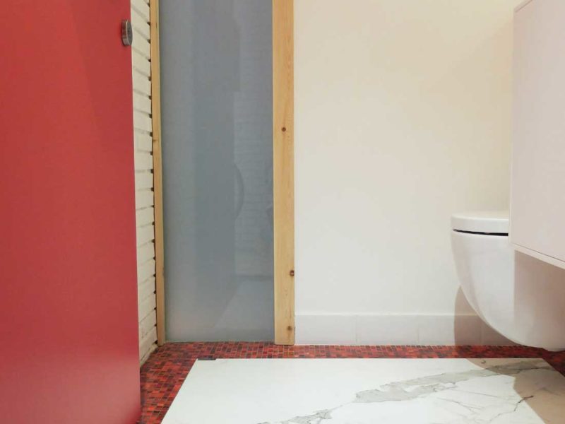 Interiorista Barcelona proyectos reformas viviendas lavabo madera