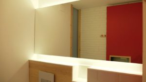 Interiorista Barcelona proyectos reformas viviendas lavabo madera